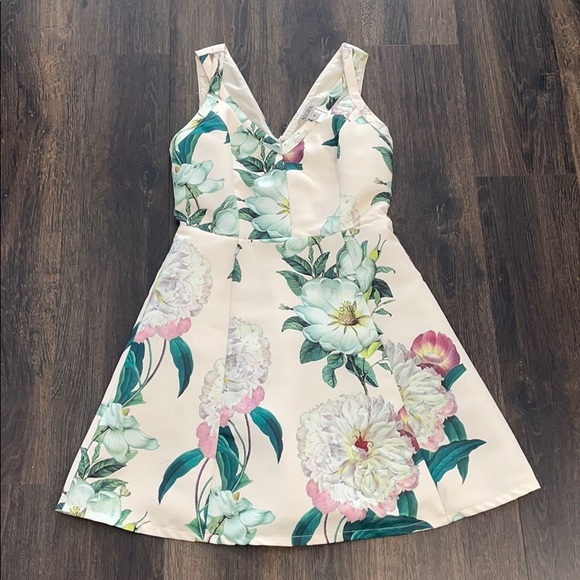 Women’s Dress - Picture 1 of 3